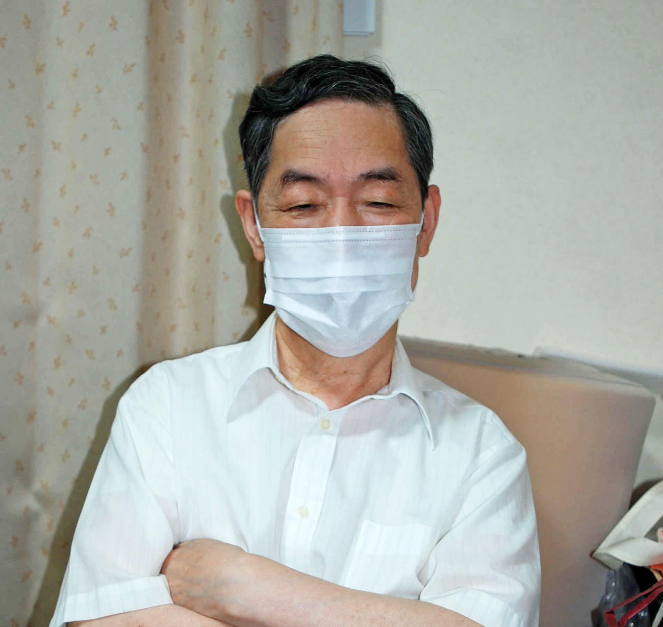 兵庫県加古川市の自宅で、時折目を閉じながら長女の幸恵さんについて話す津田伸一さん（撮影・松浦隆司）