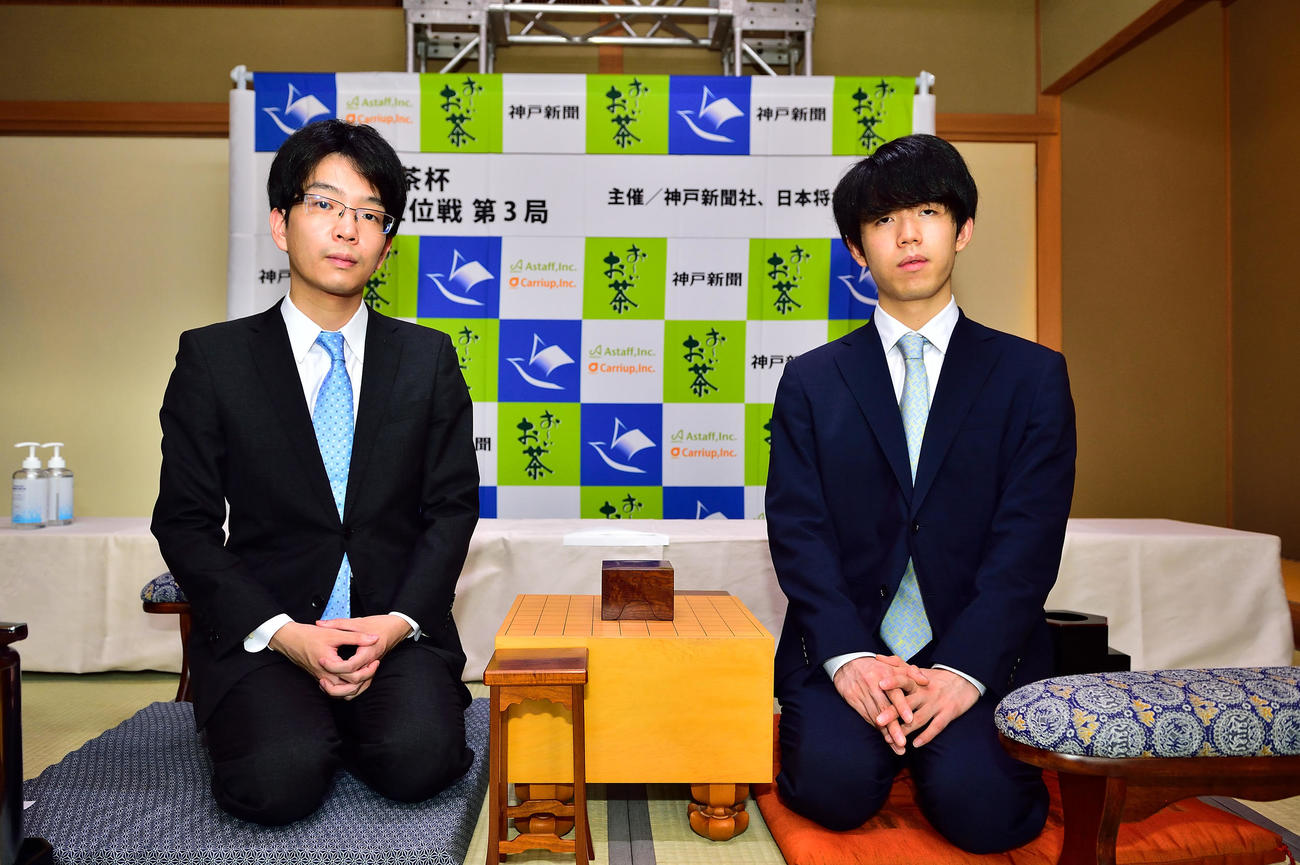 前日検分をする藤井聡太王位（右）、豊島将之竜王（日本将棋連盟）