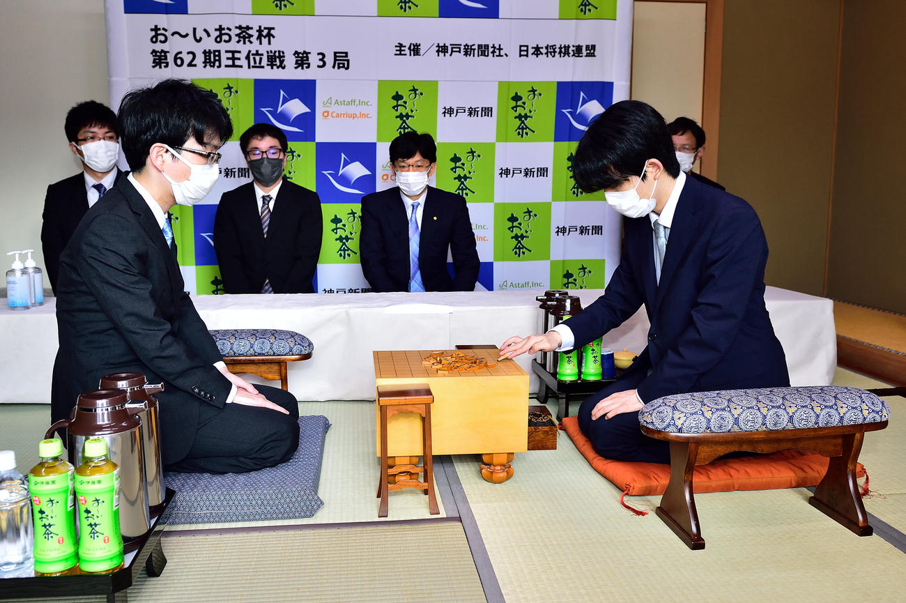 前日検分をする藤井聡太王位（右）、豊島将之竜王（日本将棋連盟）