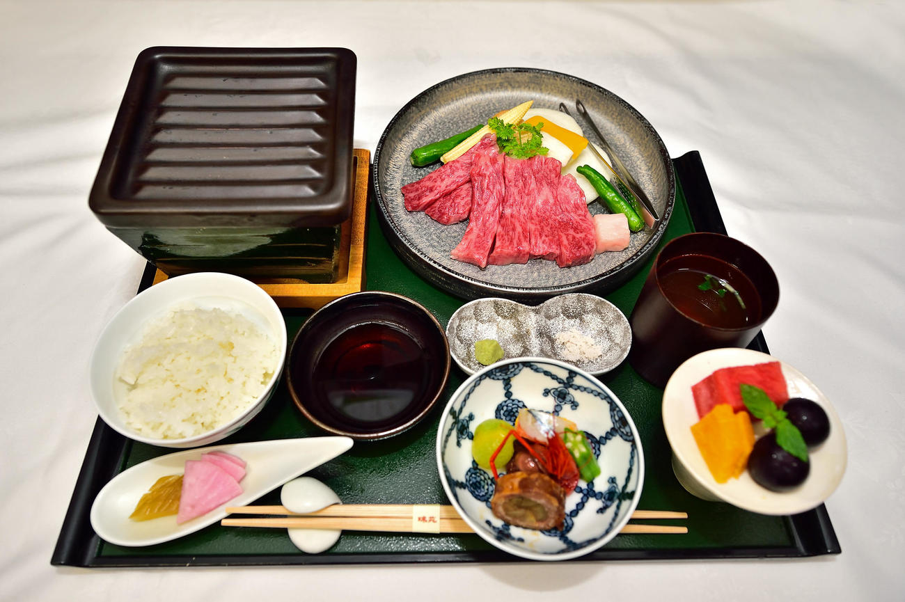 藤井聡太王位が昼食に注文した「三田牛と淡路玉葱（ねぎ）焼き膳」（日本将棋連盟提供）