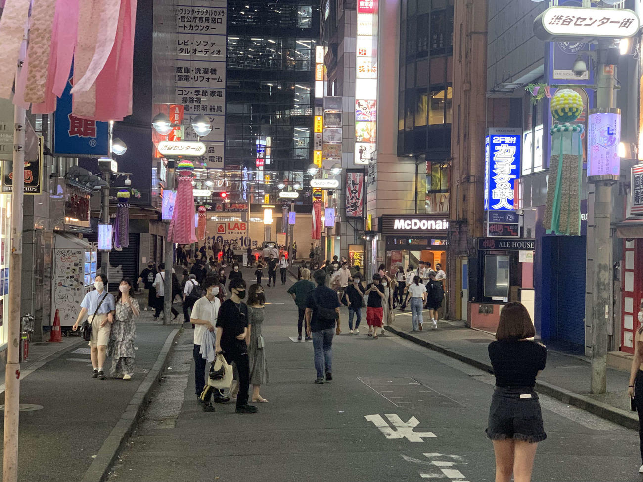 女子サッカー日本代表「なでしこジャパン」が初戦に臨んだ21日夜、東京都渋谷の若者たちは試合に目を向けることなく路上でお酒を楽しんだ（撮影・沢田直人）