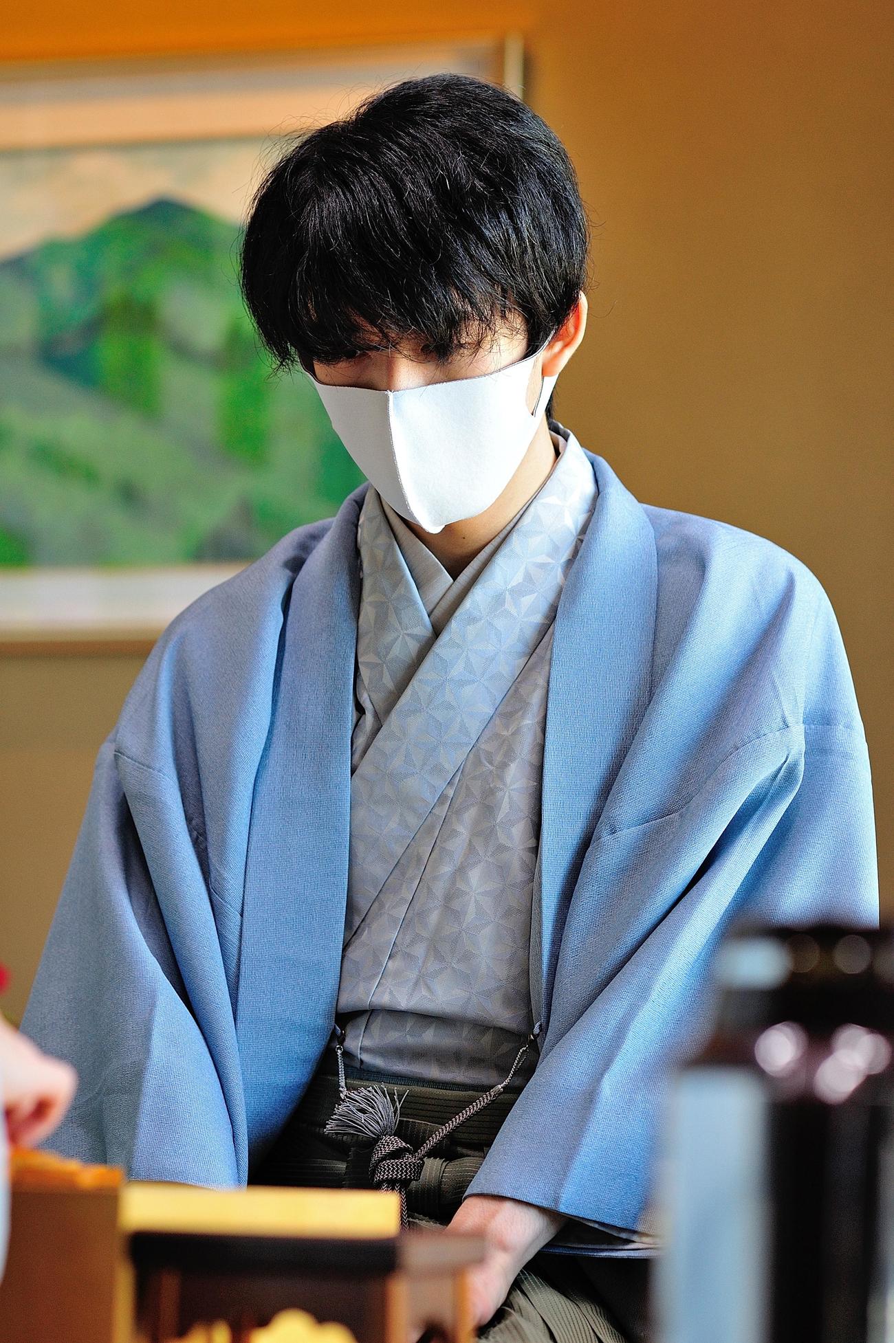 第62期王位戦7番勝負第3局2日目に臨んだで藤井聡太王位（日本将棋連盟提供）