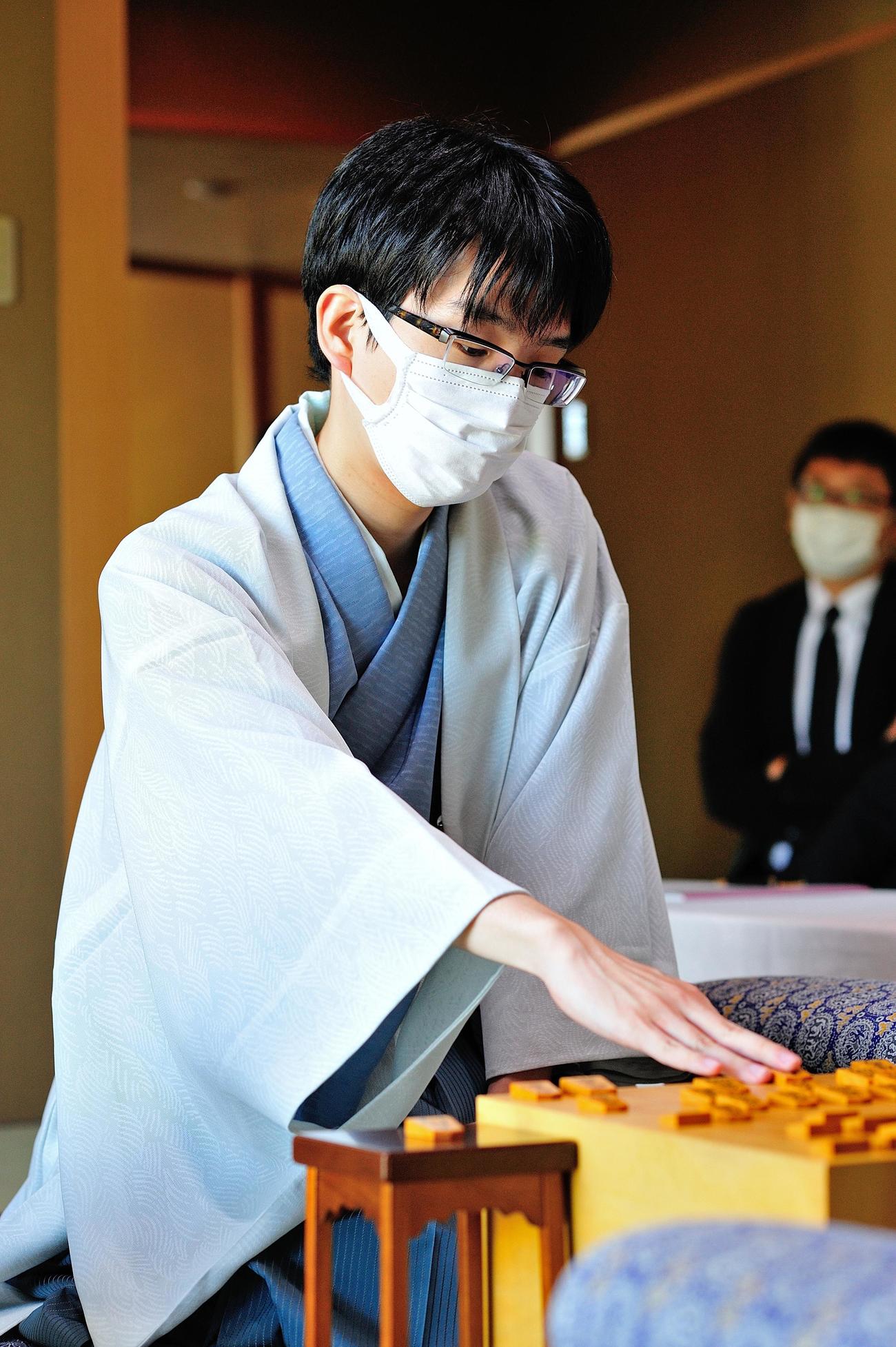 第62期王位戦7番勝負第3局2日目に臨んだ豊島将之竜王（日本将棋連盟提供）