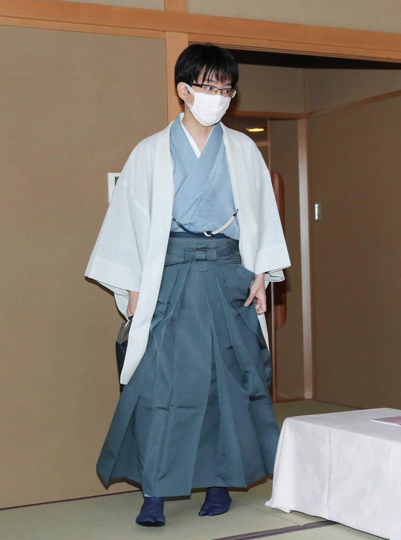 対局場に入る豊島将之竜王