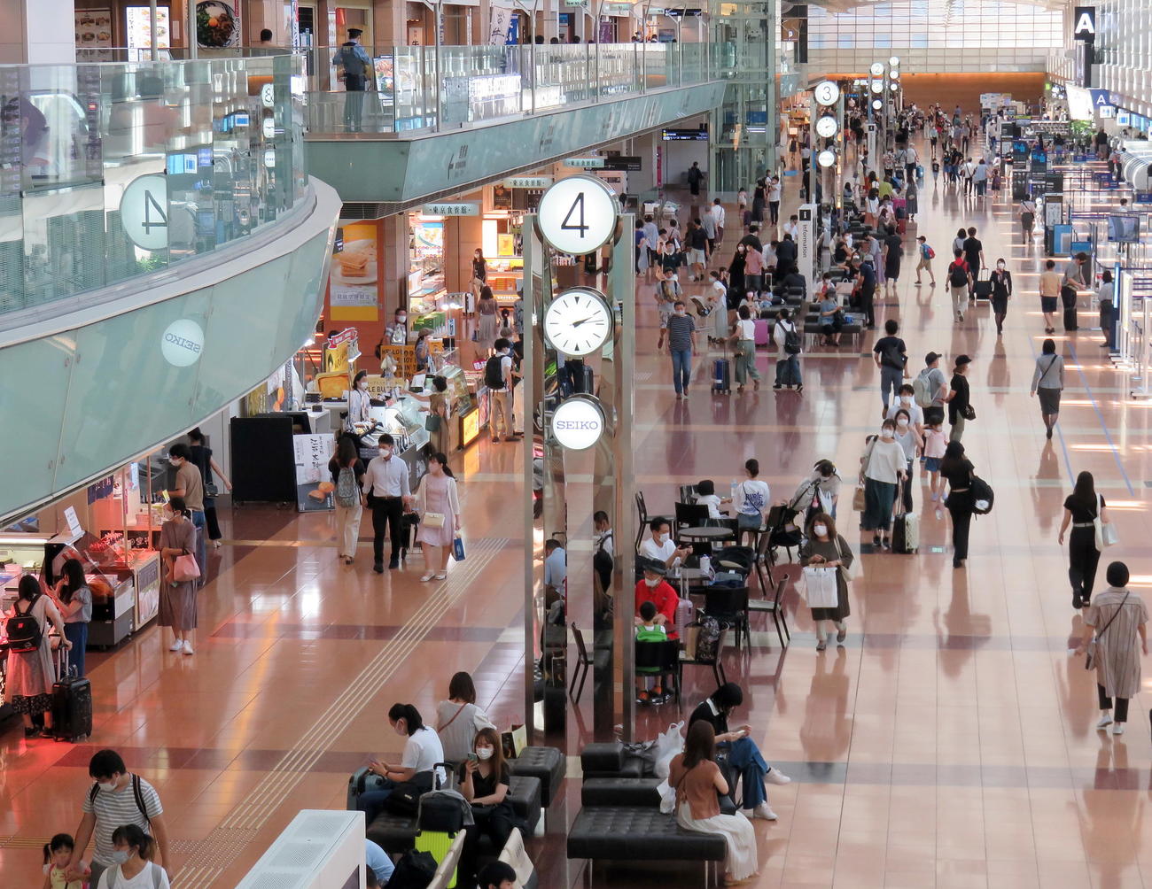 大勢の人が行き交う羽田空港の出発ロビー（撮影・鎌田直秀）