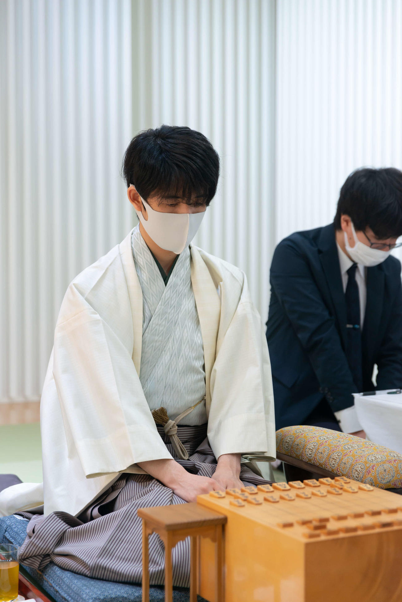 初登場となる叡王戦の5番勝負第1局で対局開始を待つ藤井聡太2冠（日本将棋連盟提供）