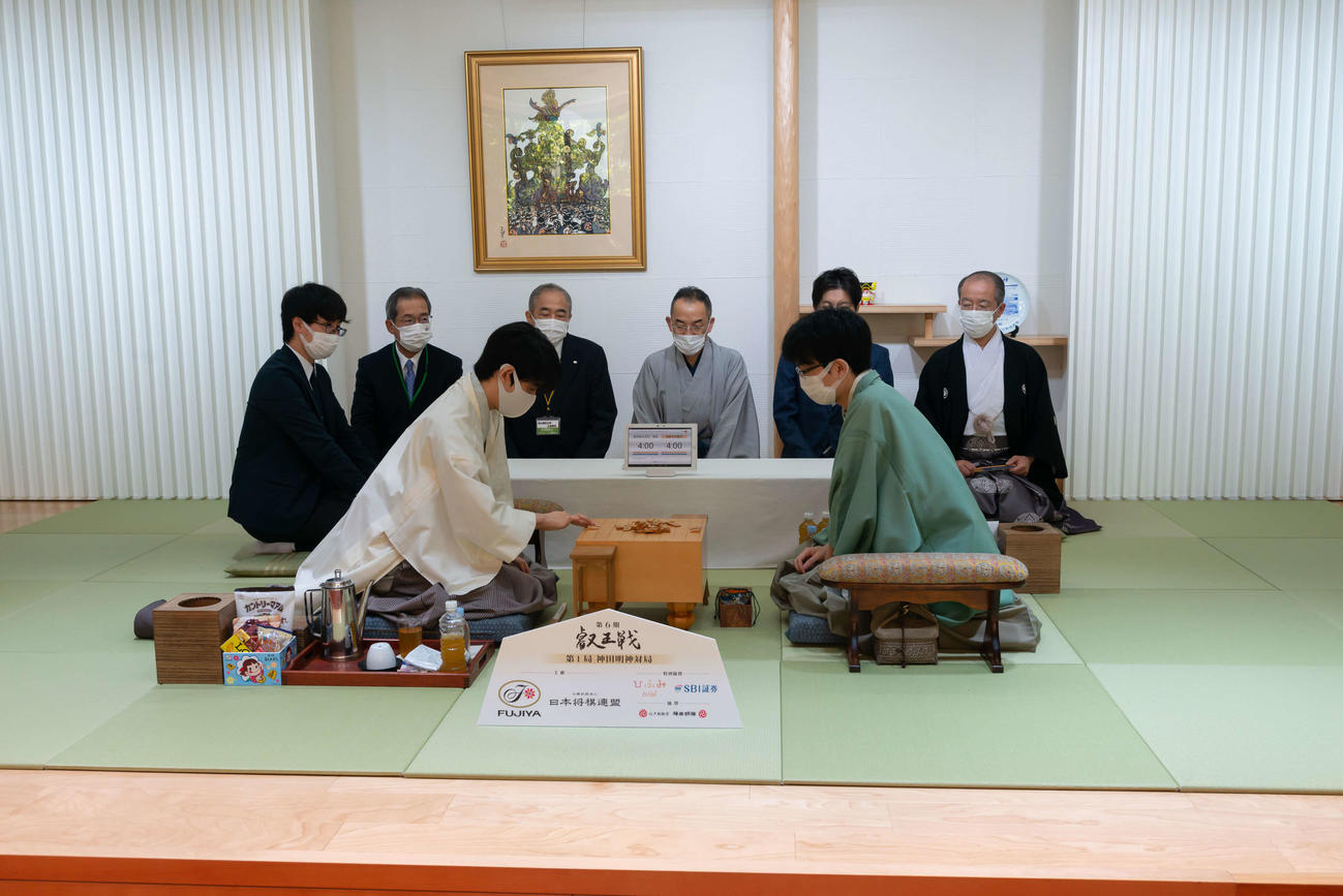 叡王戦5番勝負第1局を前に駒を並べる豊島将之叡王（竜王＝右）と藤井聡太2冠（左、日本将棋連盟提供）