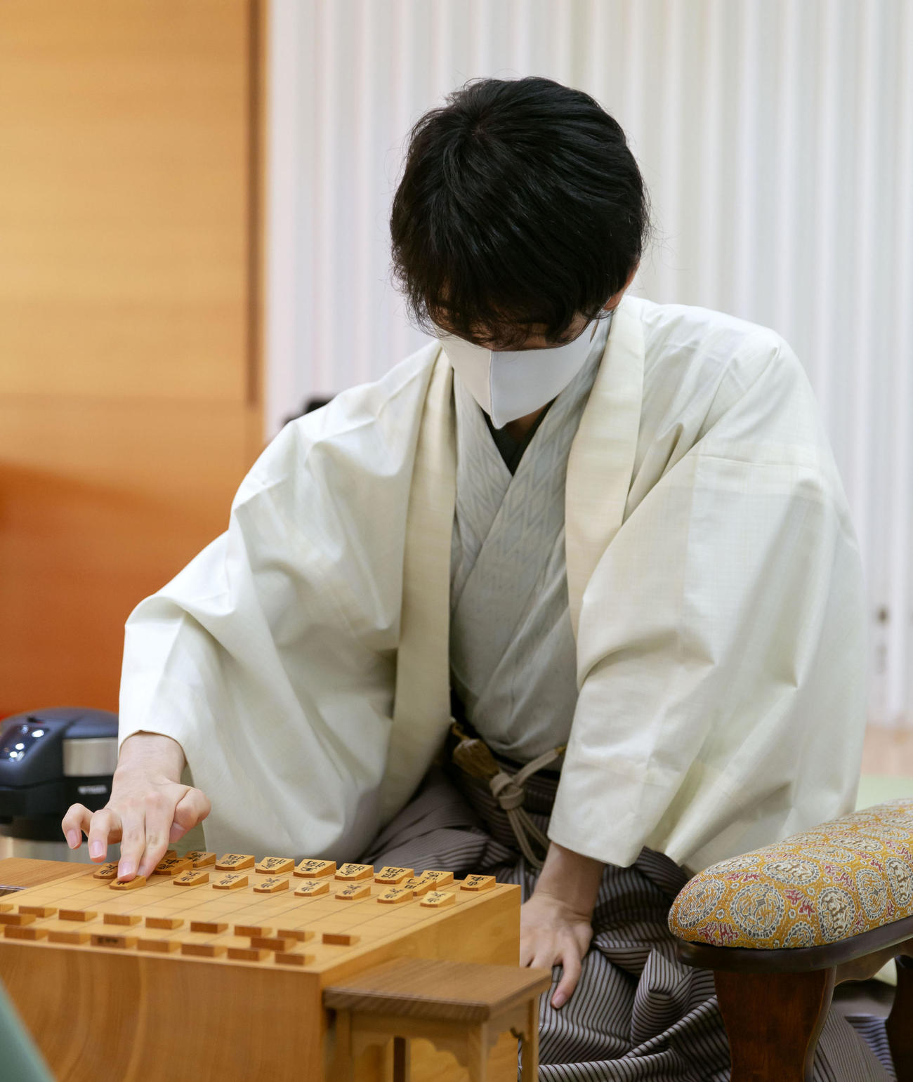 豊島将之叡王との第6期叡王戦第1局に臨む藤井聡太2冠（日本将棋連盟提供）