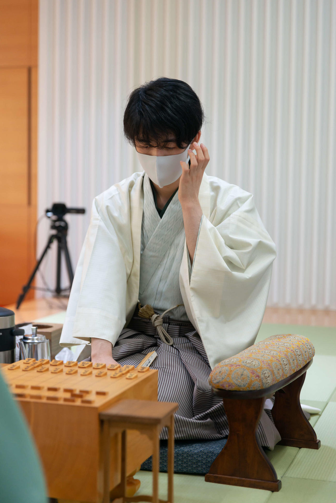 初登場となる叡王戦の5番勝負第1局で対局開始を待つ藤井聡太2冠（日本将棋連盟提供）