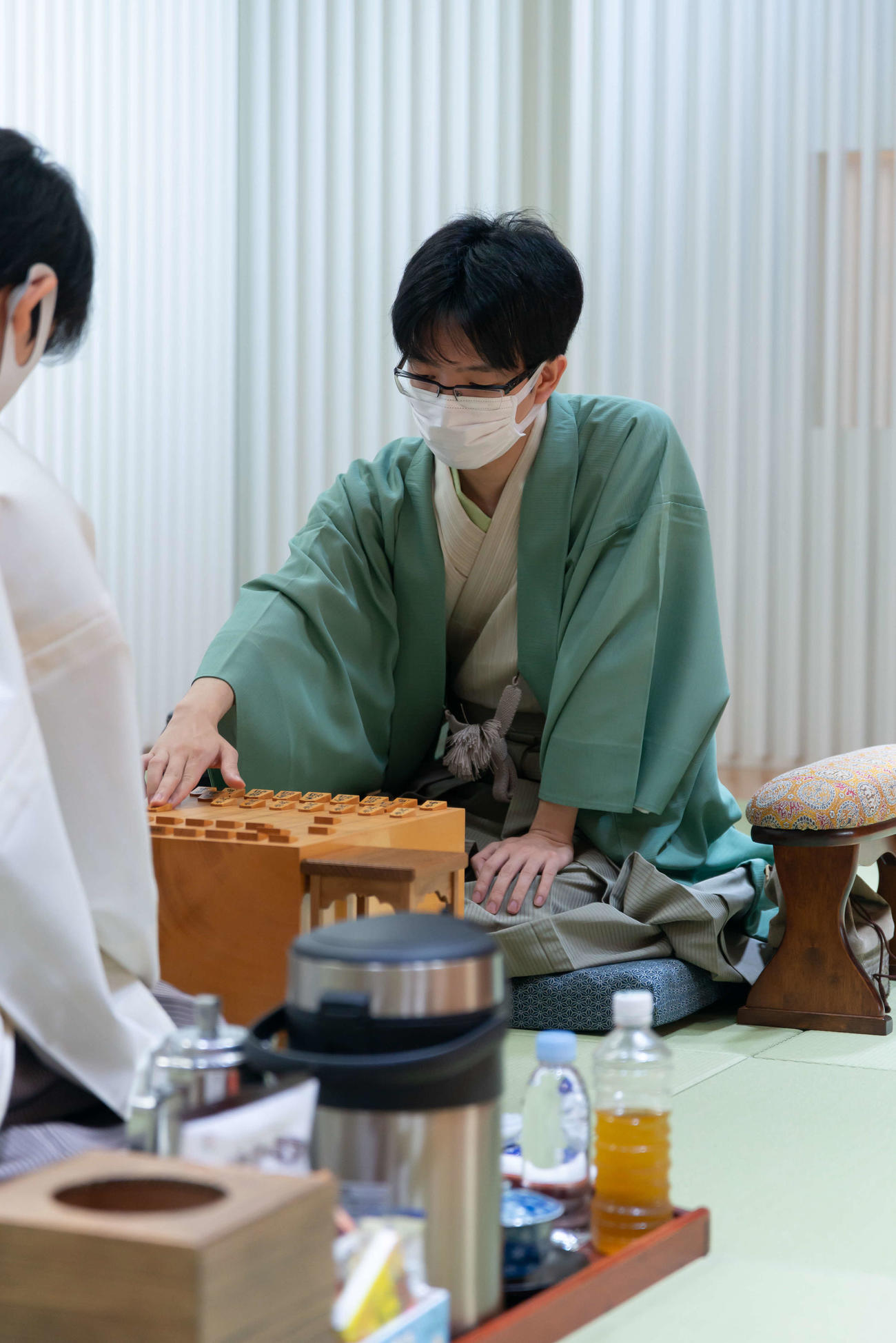 初防衛に挑む豊島将之叡王（竜王、日本将棋連盟提供）