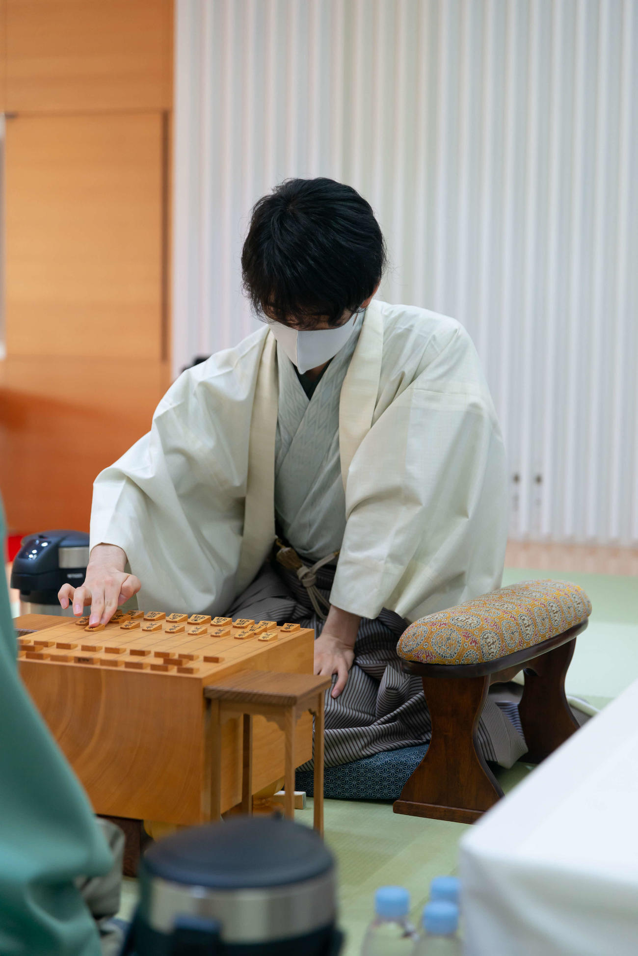 初登場となる叡王戦の5番勝負第1局で初手を指す藤井聡太2冠（日本将棋連盟提供）