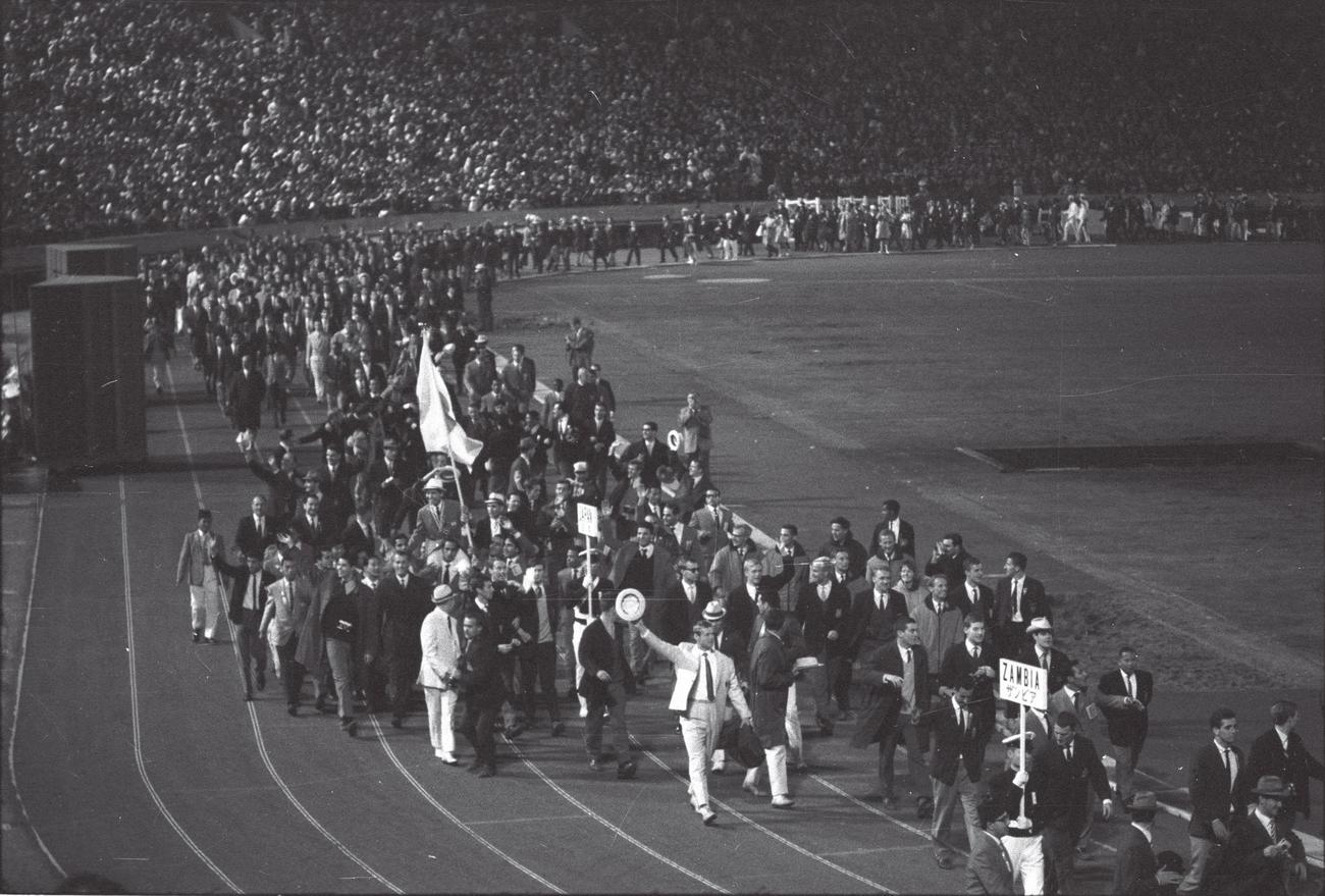64年10月、東京五輪の閉会式で日本の旗手福井誠は外国選手に肩車をされて行進