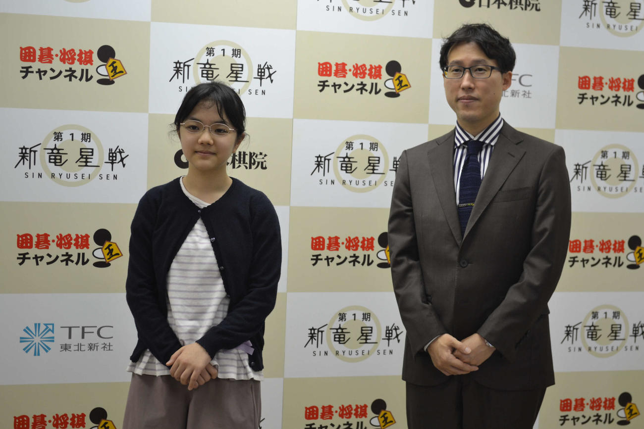 終局後、会見に応じた井山裕太棋聖（右）と仲邑菫二段