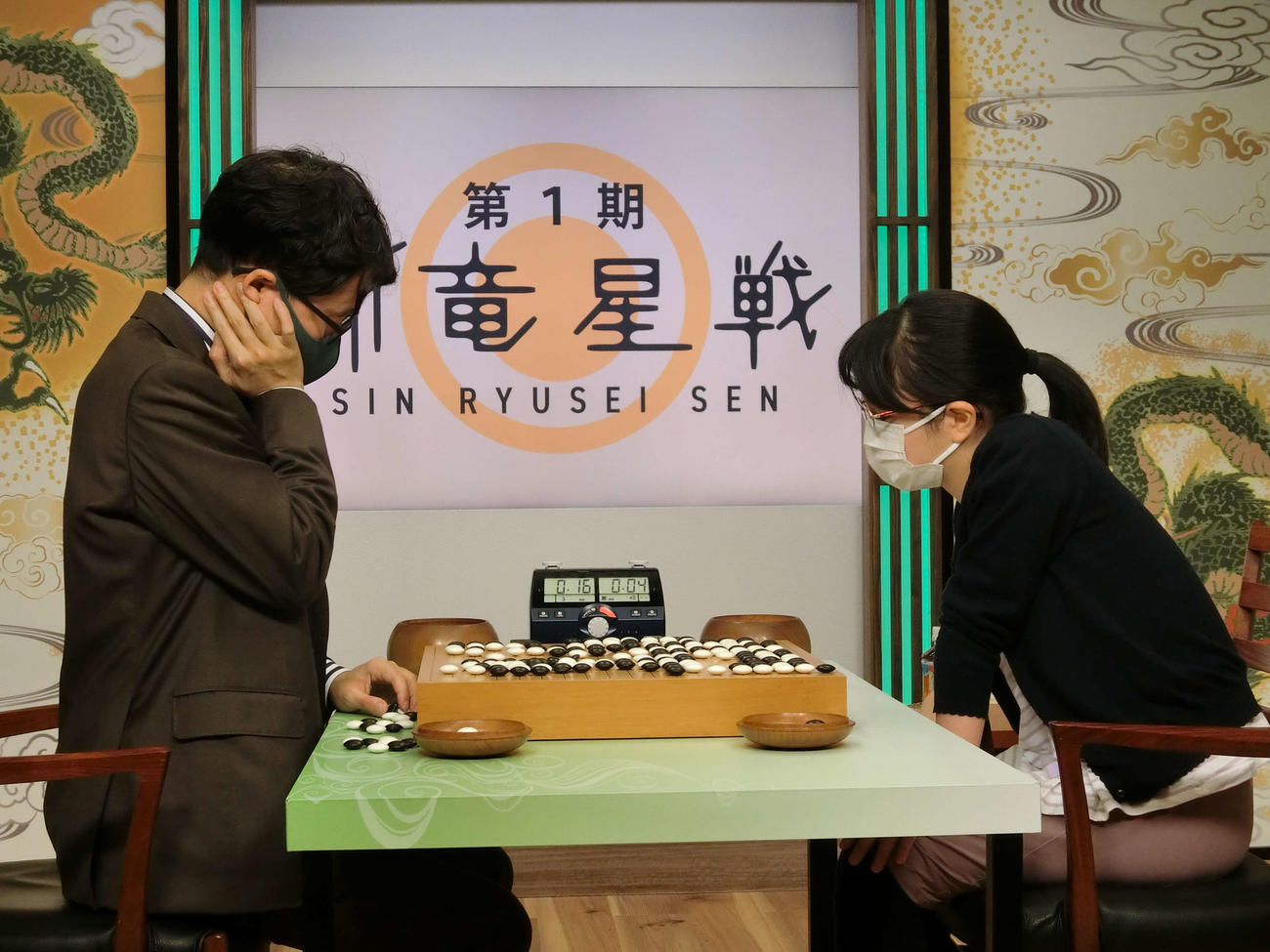井山裕太棋聖（左）に黒番中押し勝ちを喫した仲邑菫二段（右、日本棋院提供）