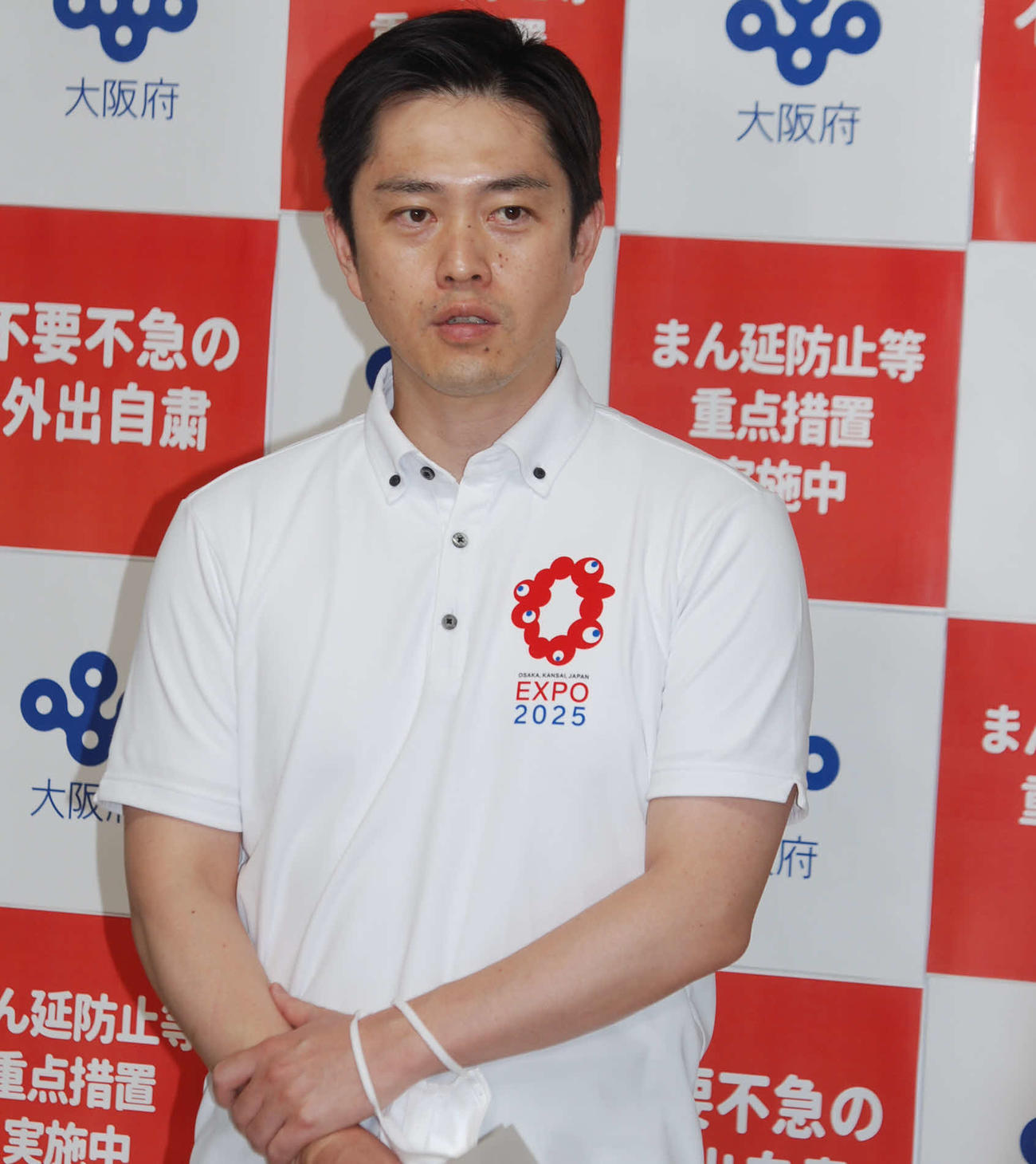 府庁で取材に応じた大阪府の吉村洋文知事（撮影・松浦隆司）