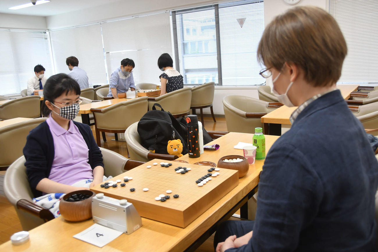 天元戦予選Cでアンティ・トルマネン初段（右）を下した仲邑菫二段（左、日本棋院提供）