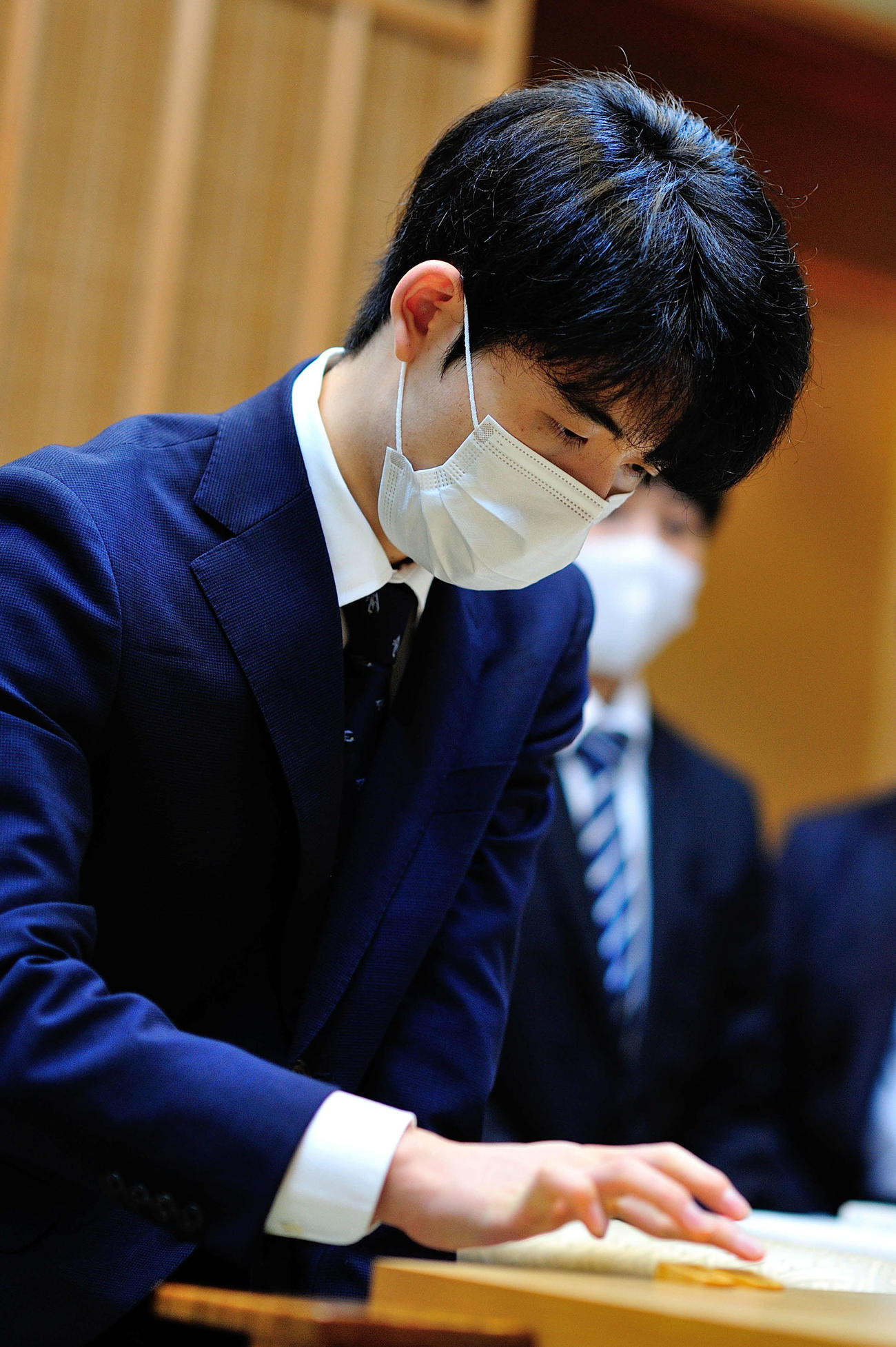 対局場で盤や駒の検分を行う藤井聡太2冠（日本将棋連盟提供）