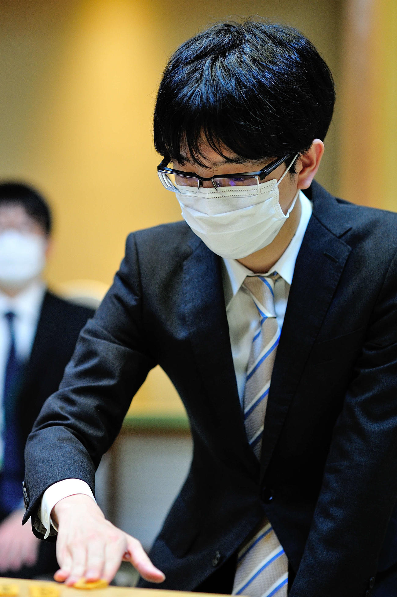 対局場で盤や駒の検分を行う豊島将之叡王（日本将棋連盟提供）
