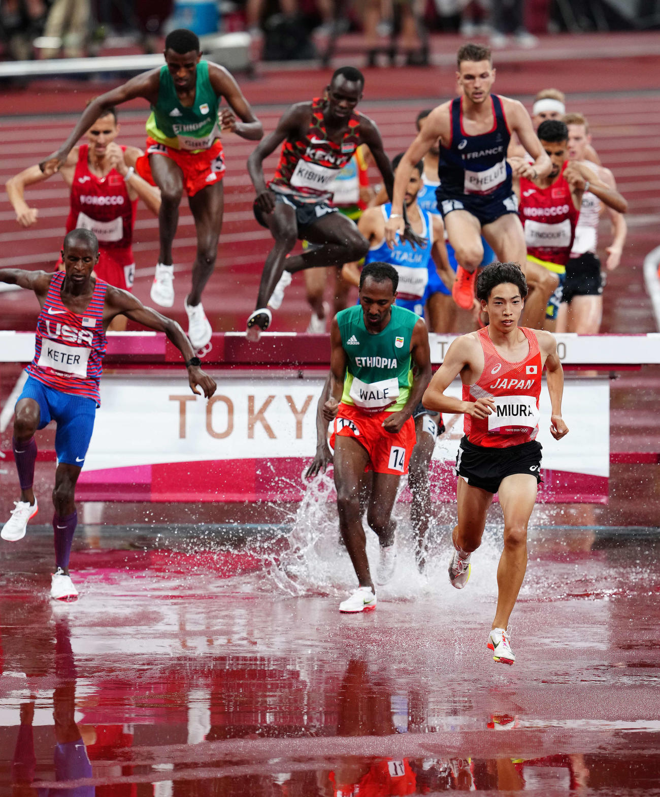 男子3000メートル障害決勝、先頭で周回する三浦（手前右）（撮影・江口和貴）