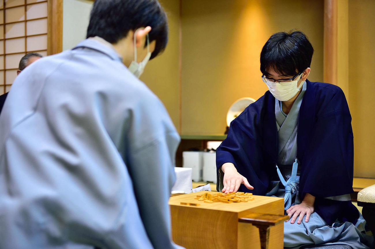 叡王戦5番勝負第2局に臨む豊島将之叡王（日本将棋連盟提供）