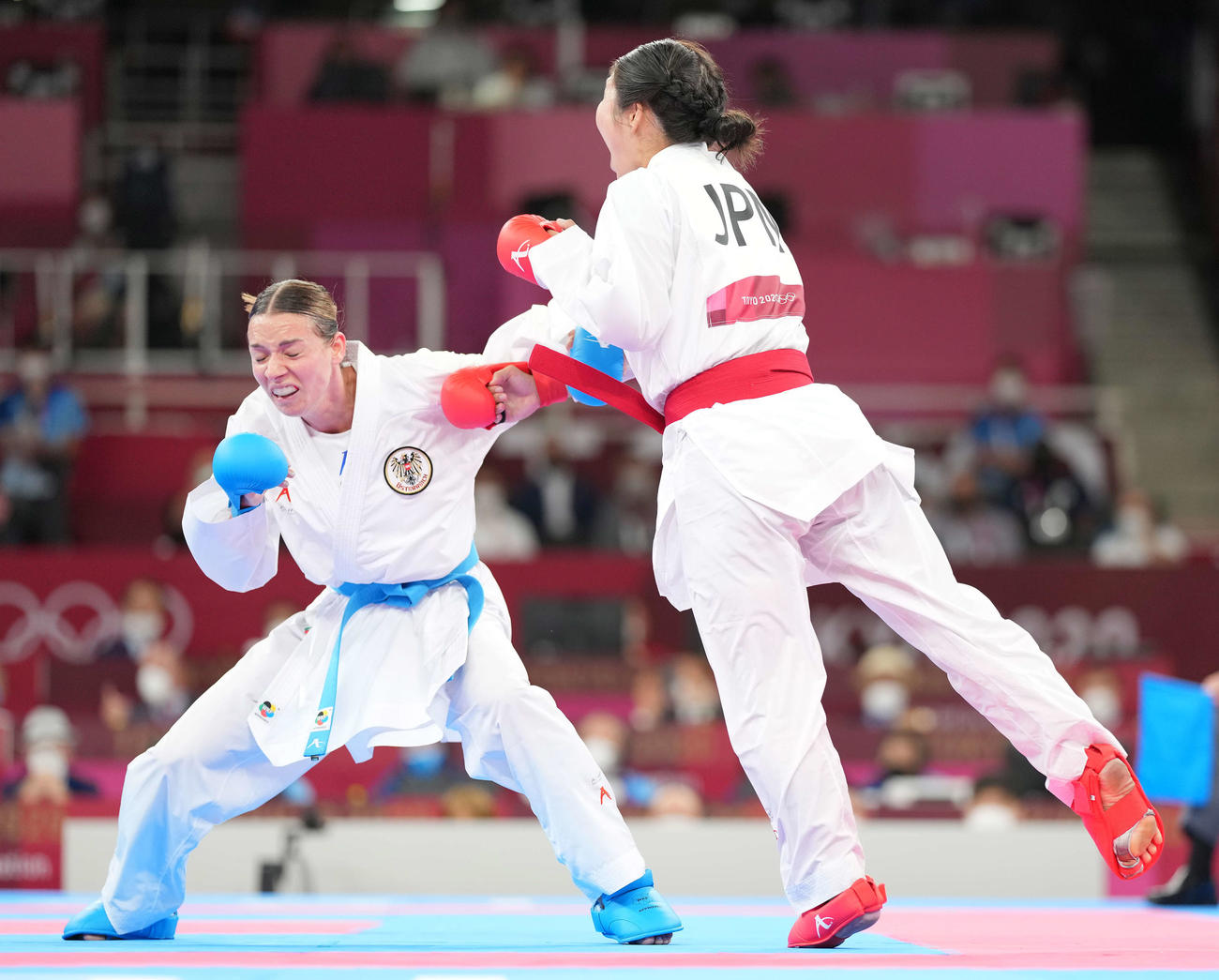 女子組手55キロ級　1次リーグB組　プランク（左）を攻める宮原（撮影・鈴木みどり）