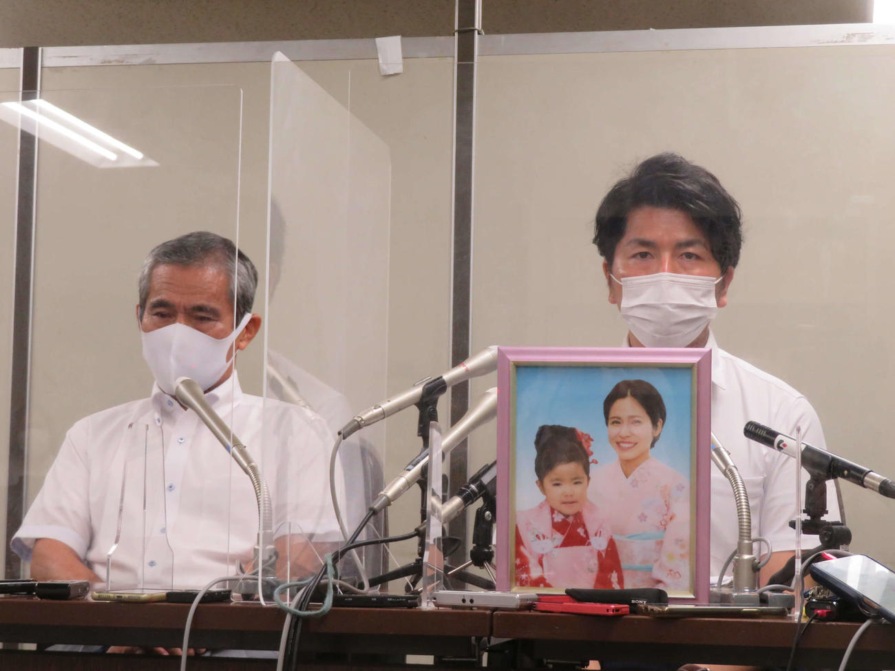 第9機公判後の会見で涙をこらえる松永拓也さん（右）と義父の上原義教さん（撮影・村上幸将）