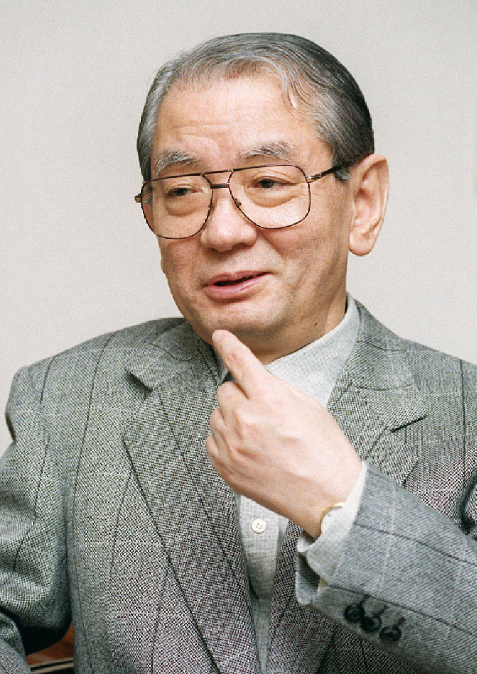 インタビューに答えるサトウサンペイさん＝1997年10月（共同）
