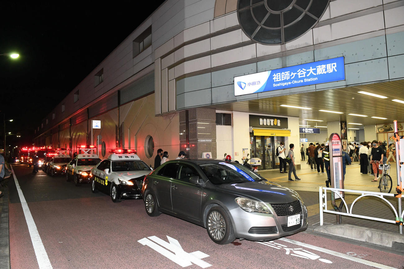 乗客が刺される事件が起こり、騒然とする小田急線の祖師ケ谷大蔵駅周辺（撮影・滝沢徹郎）