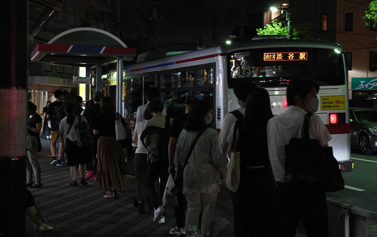 小田急線の電車内で乗客が刺される事件で電車が止まり、祖師ケ谷大蔵駅前のバス停に並ぶ人たち（撮影・滝沢徹郎）