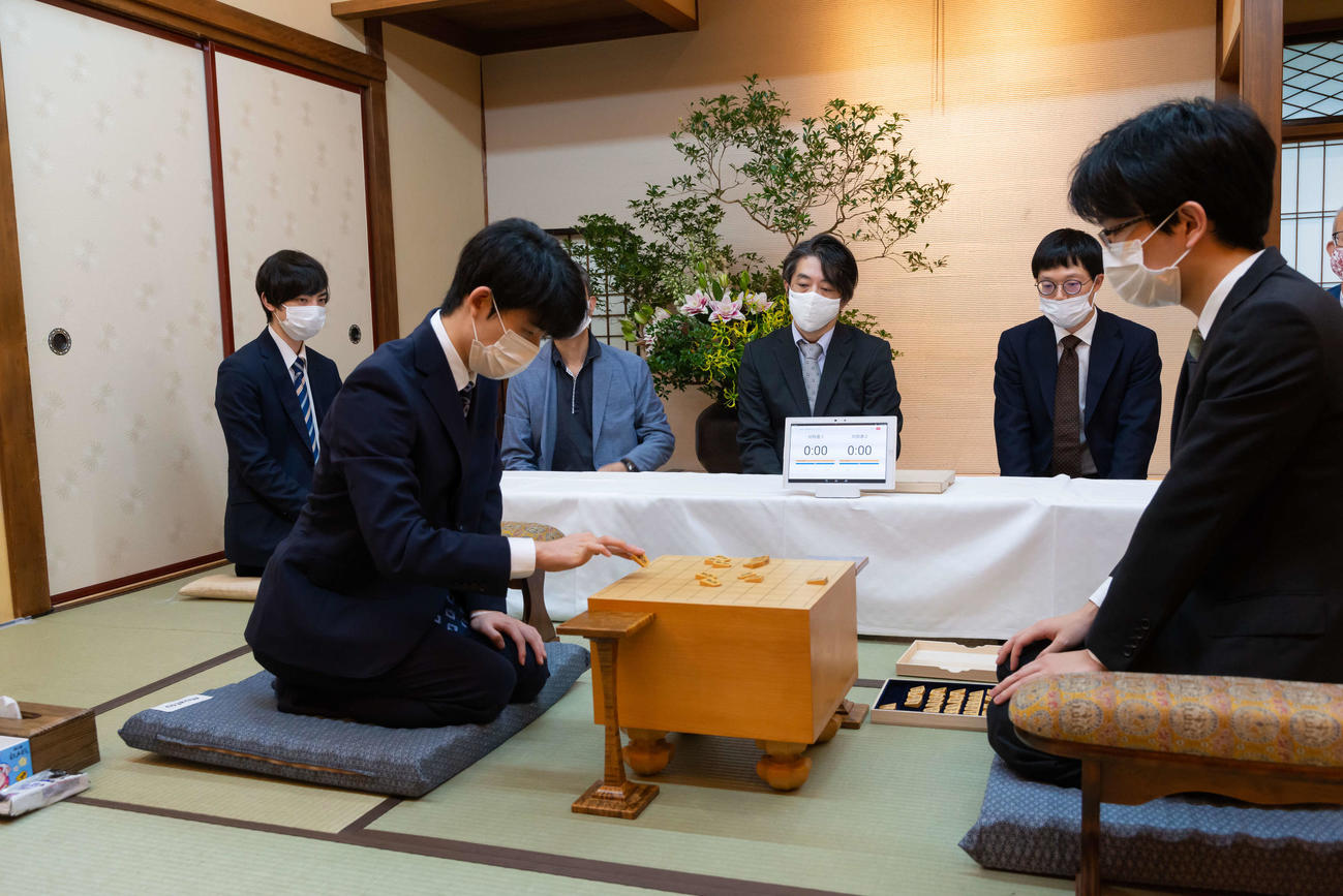 叡王戦5番勝負第3局の前日検分を行う豊島将之叡王（右）と藤井聡太2冠（左）（日本将棋連盟提供）