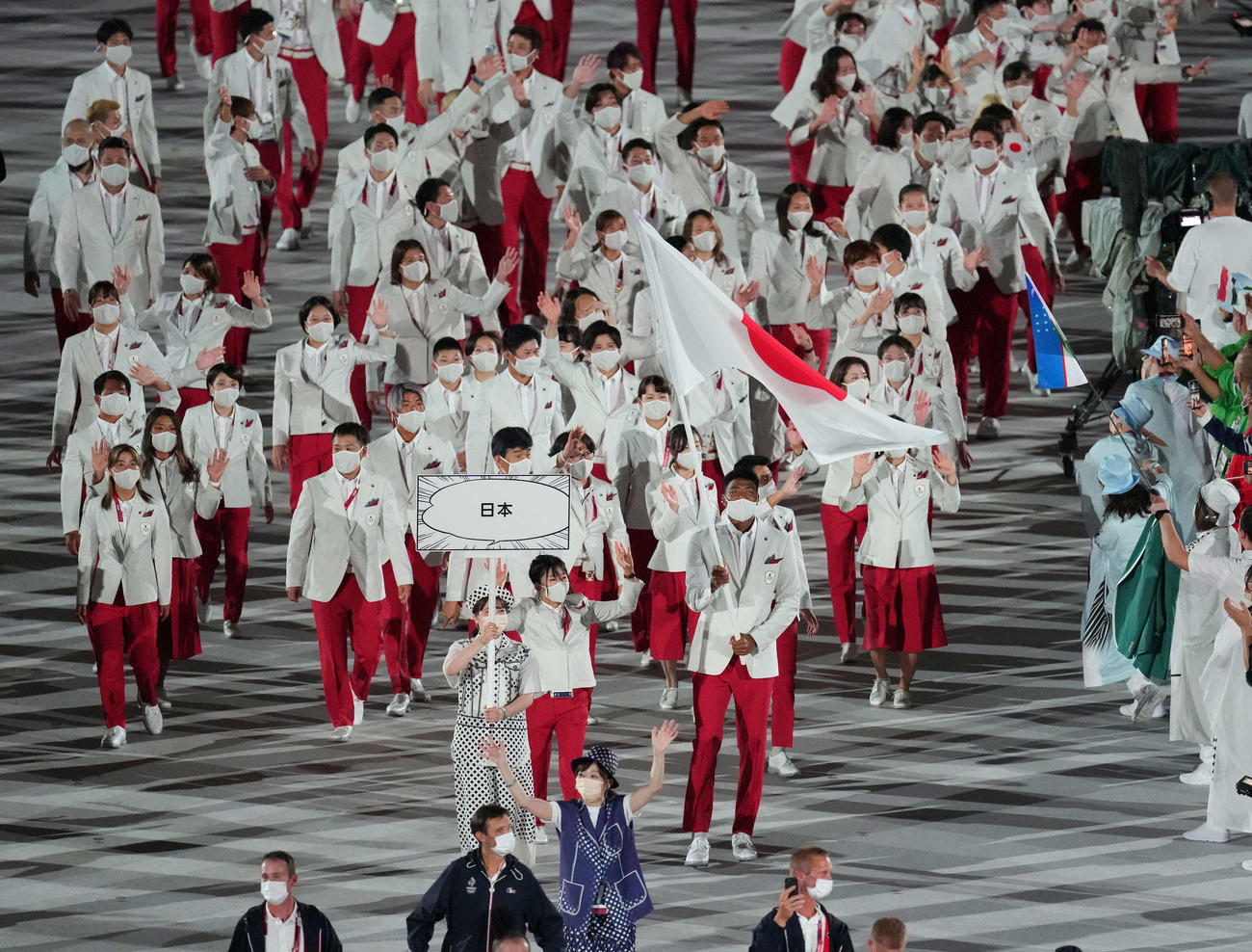 7月、開会式で入場行進する日本の選手団