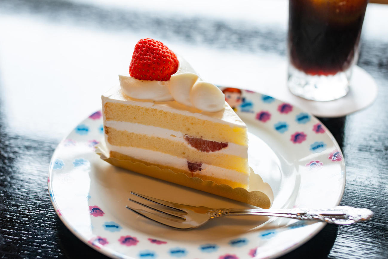 藤井聡太2冠が午前のおやつに注文した「プレミアムショートケーキ（国産苺）」（日本将棋連盟提供）