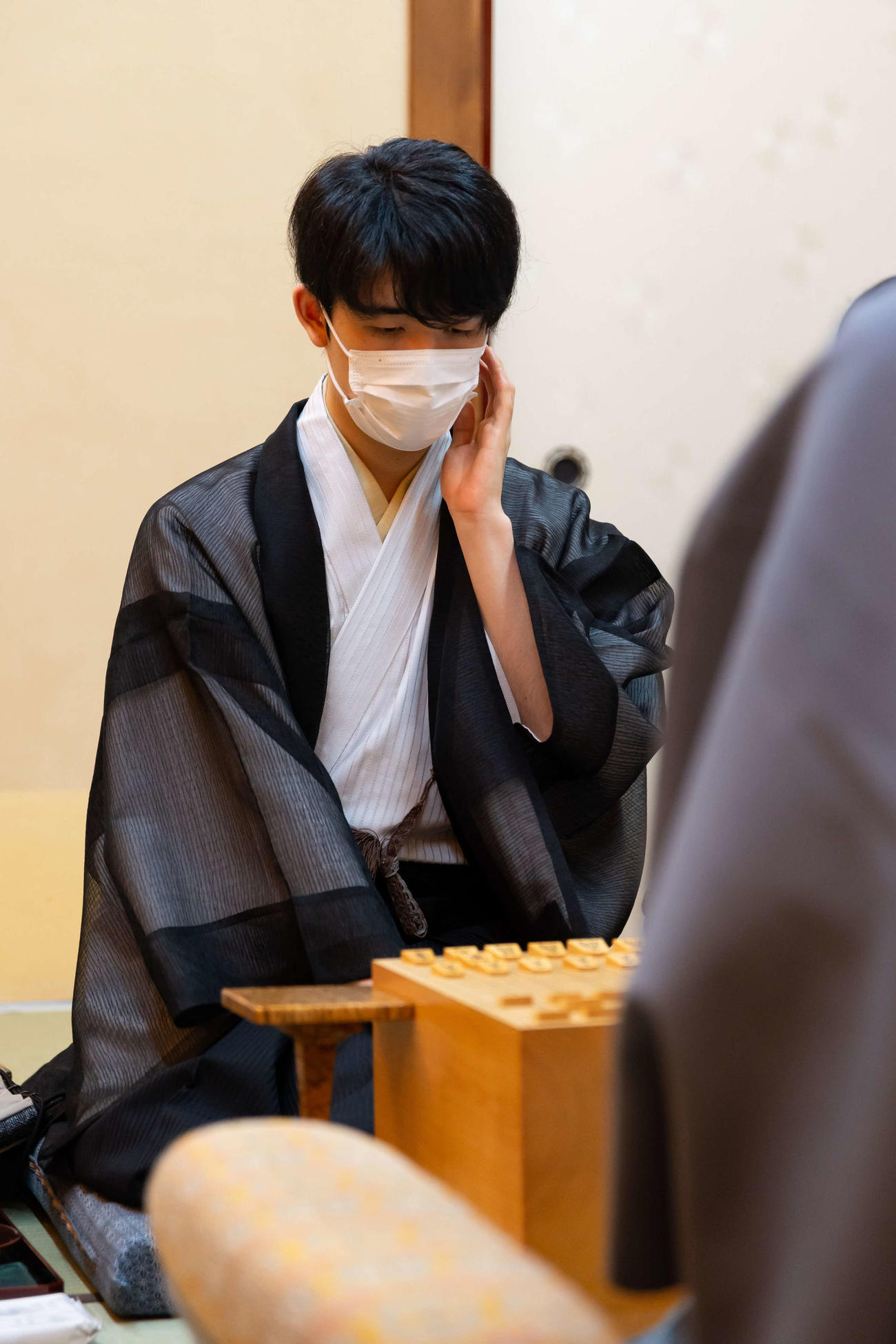 叡王戦5番勝負第3局に臨んだ藤井聡太2冠（日本将棋連盟提供）