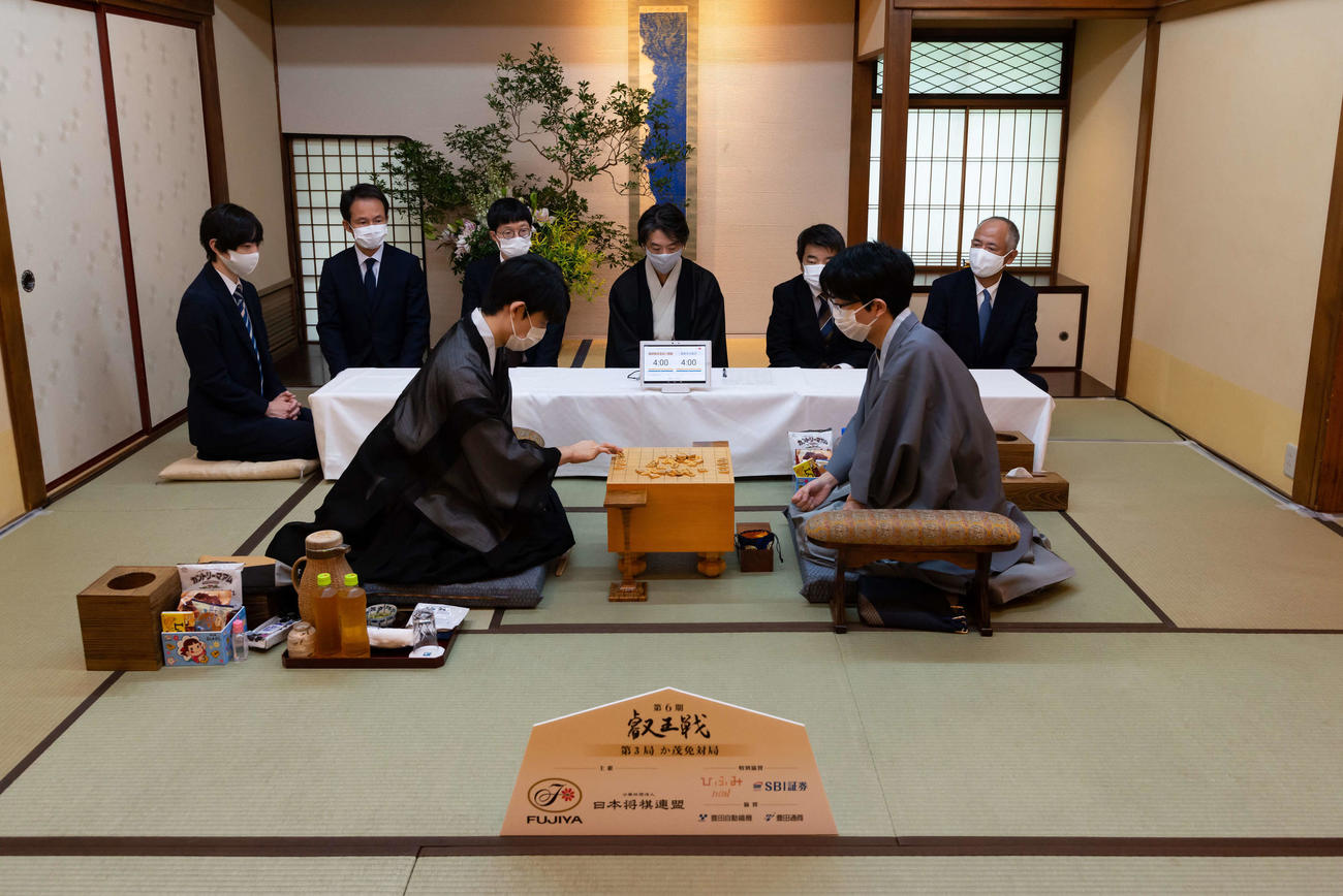 叡王戦5番勝負第3局に臨んだ藤井聡太2冠（左）、豊島将之叡王（日本将棋連盟提供）