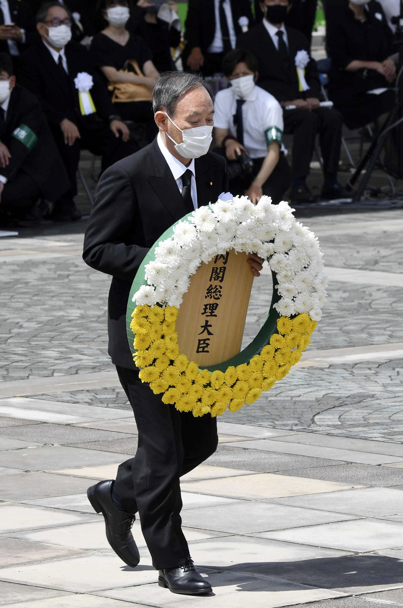 長崎原爆犠牲者慰霊平和祈念式典で献花する菅首相（代表撮影、共同）