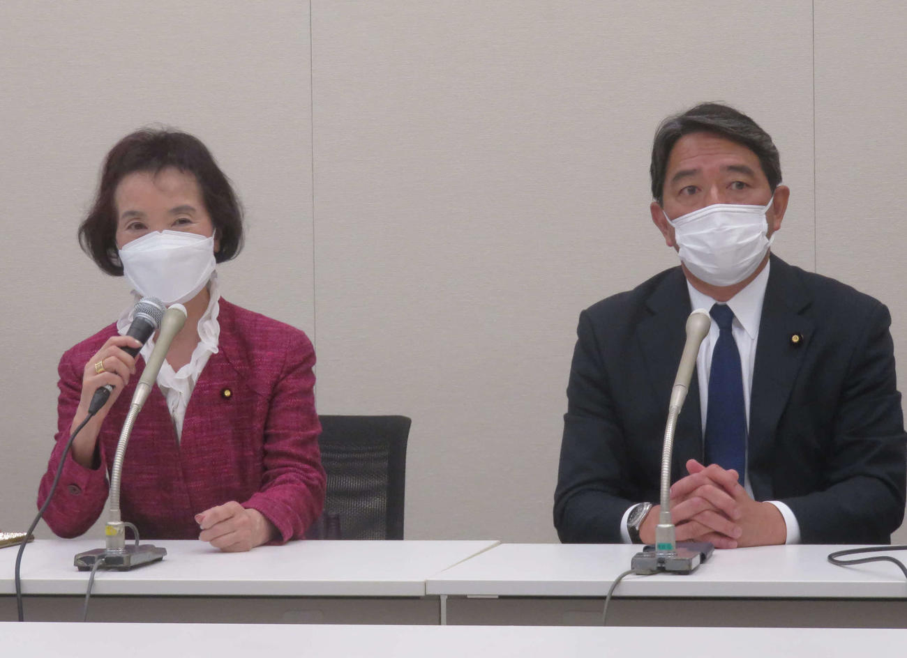 衆院比例北海道ブロックで繰り上げ当選した山崎摩耶衆院議員（左）が国民民主党の榛葉賀津也幹事長と会見で意欲を示した（撮影・大上悟）