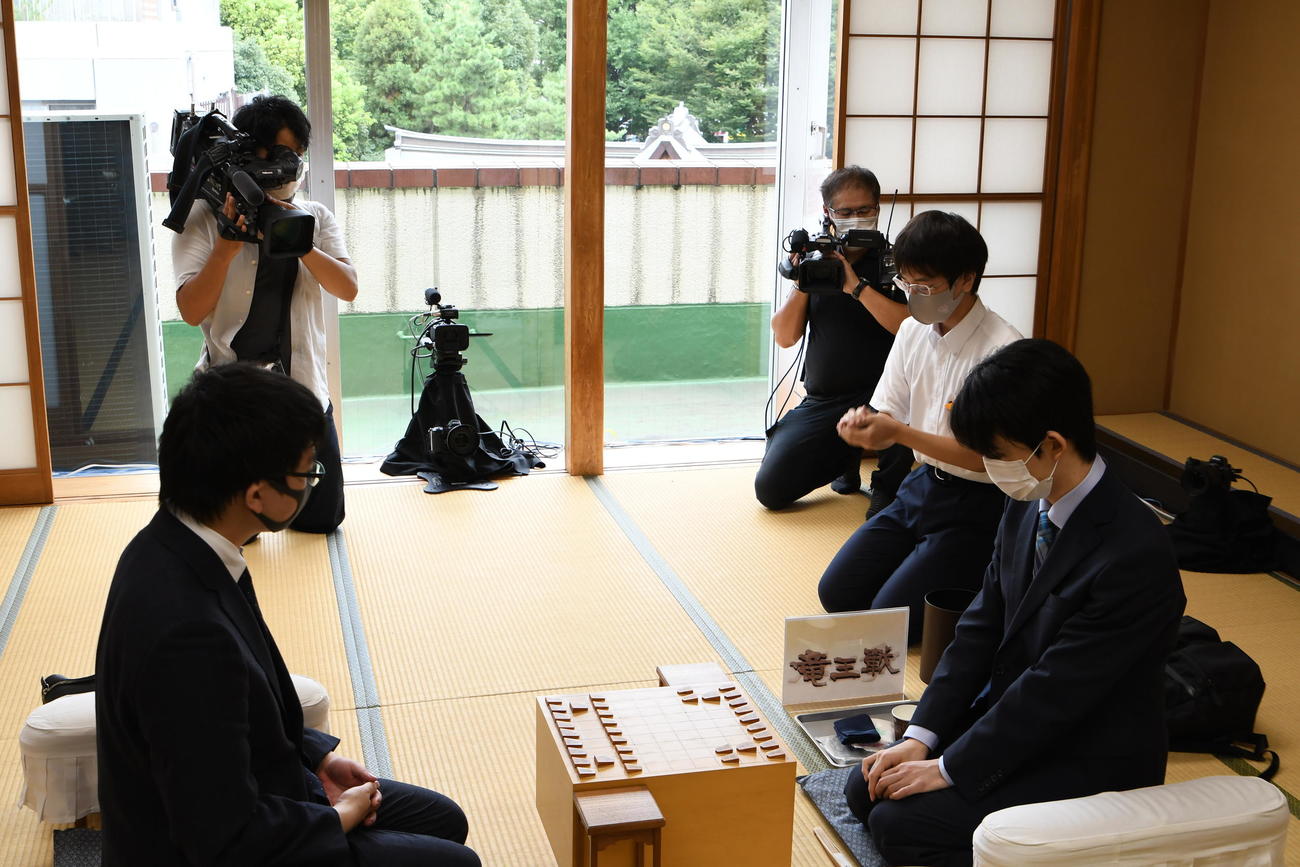 第34期竜王戦挑戦者決定戦3番勝負第1局に臨んだ藤井聡太2冠（右）、永瀬拓矢王座（日本将棋連盟提供）