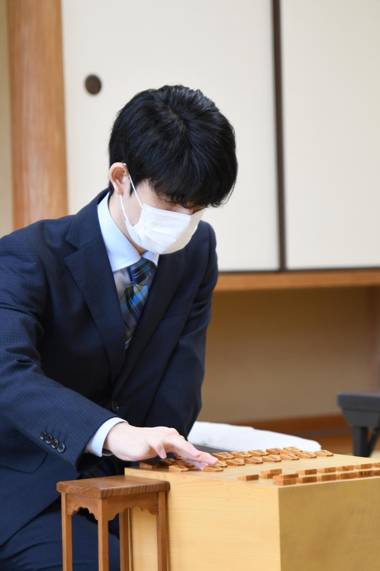 第34期竜王戦挑戦者決定戦3番勝負第1局に臨んだ藤井聡太2冠（日本将棋連盟提供）