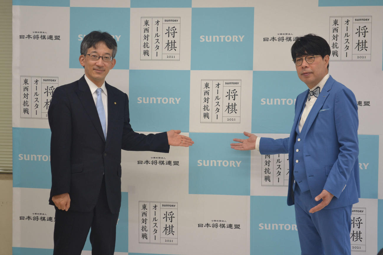 新棋戦「SUNTORY　将棋オールスター東西対抗戦2021」の記者会見に出席した日本将棋連盟の佐藤康光会長（左）とサントリー食品インターナショナル和田龍夫執行役員（2021年5月28日撮影）