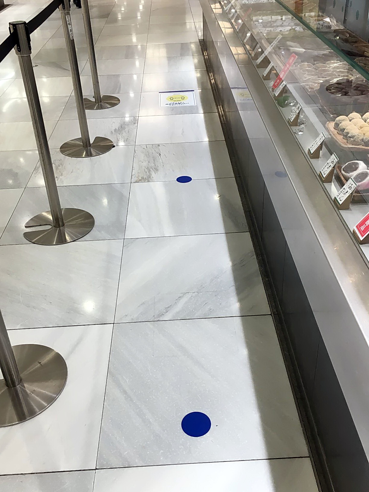伊勢丹新宿店地下1階食品売り場で客の並び位置を示すマーク（伊勢丹新宿店提供）