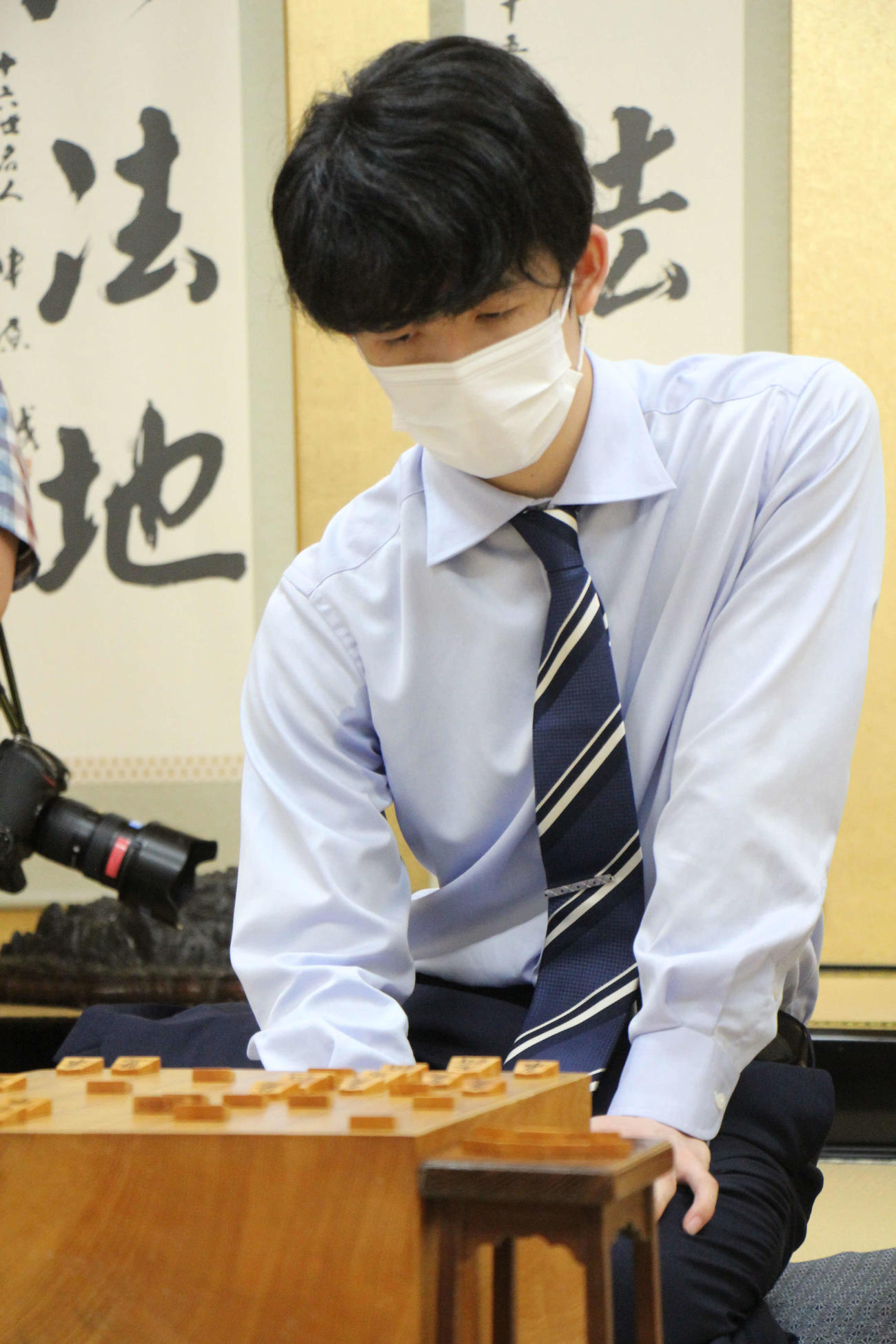 終局後、インタビューに応える藤井聡太2冠（日本将棋連盟提供）