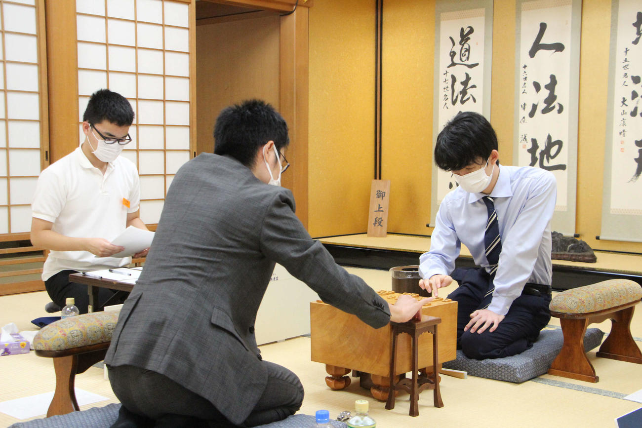 感想戦を行う藤井聡太2冠（右）と稲葉陽八段（日本将棋連盟提供）