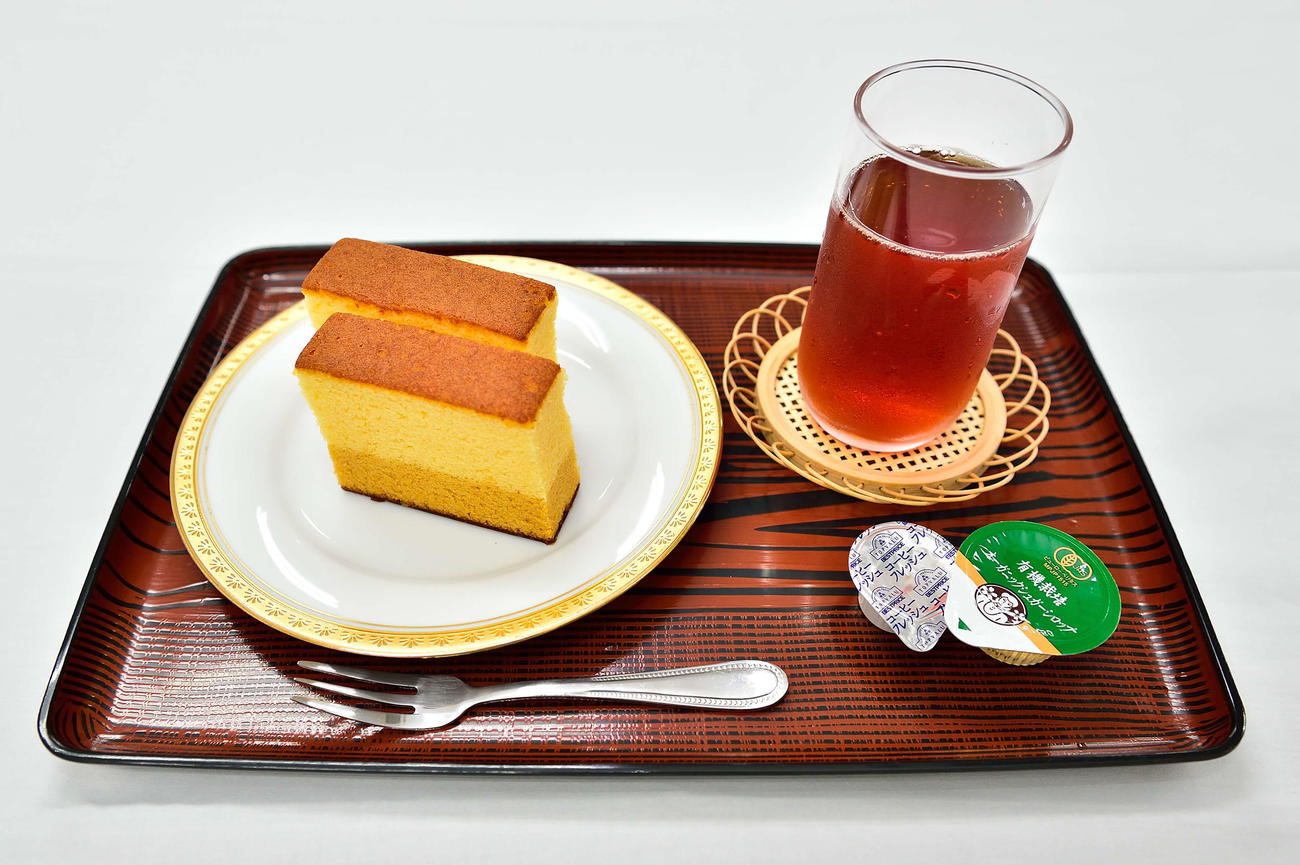 1日目午後のおやつは「ミルクとこがし蜜（カステラ＝左）」。藤井の飲み物はアイスティー（左、豊島はアップルジュース＝日本将棋連盟提供）