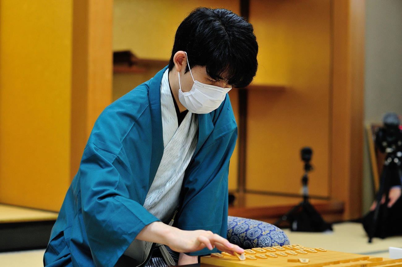 王位戦第4局に臨む藤井聡太王位（日本将棋連盟提供）
