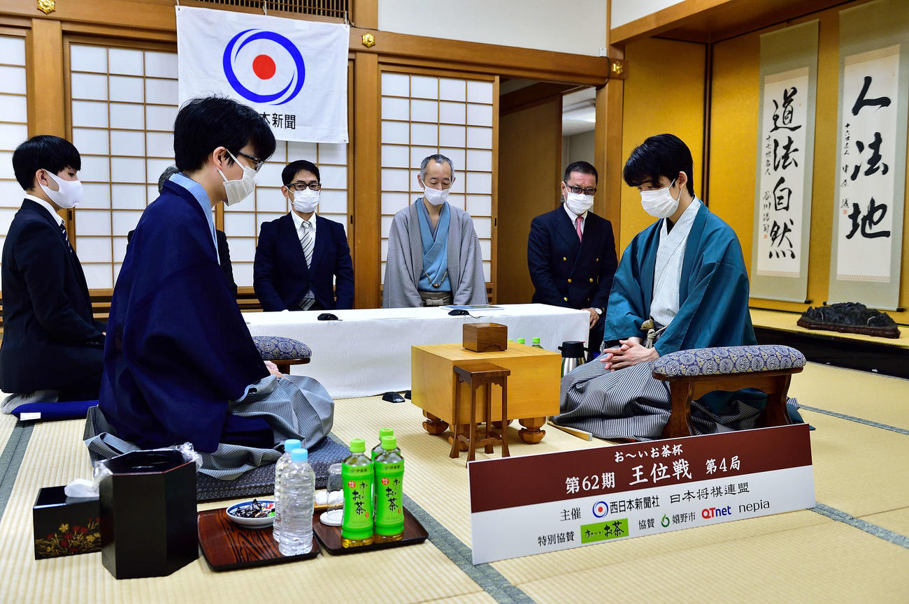 藤井聡太王位（右）に豊島将之竜王（左）が挑戦する王位戦7番勝負第4局は、佐賀県嬉野市から大阪市「関西将棋会館」に場所を変更して対局開始（日本将棋連盟提供）