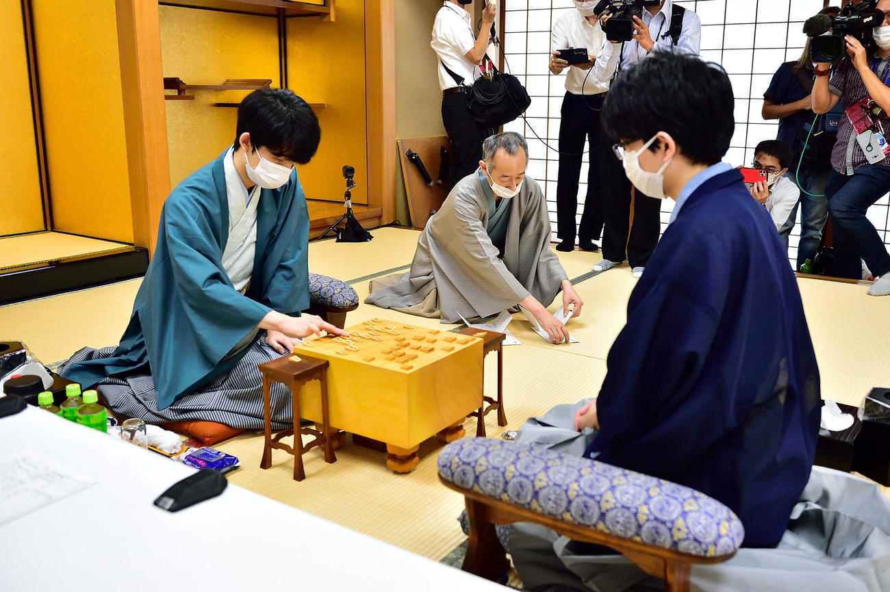 第62期王位戦7番勝負第4局2日目に臨んだ藤井聡太王位（左）、豊島将之竜王（日本将棋連盟提供）