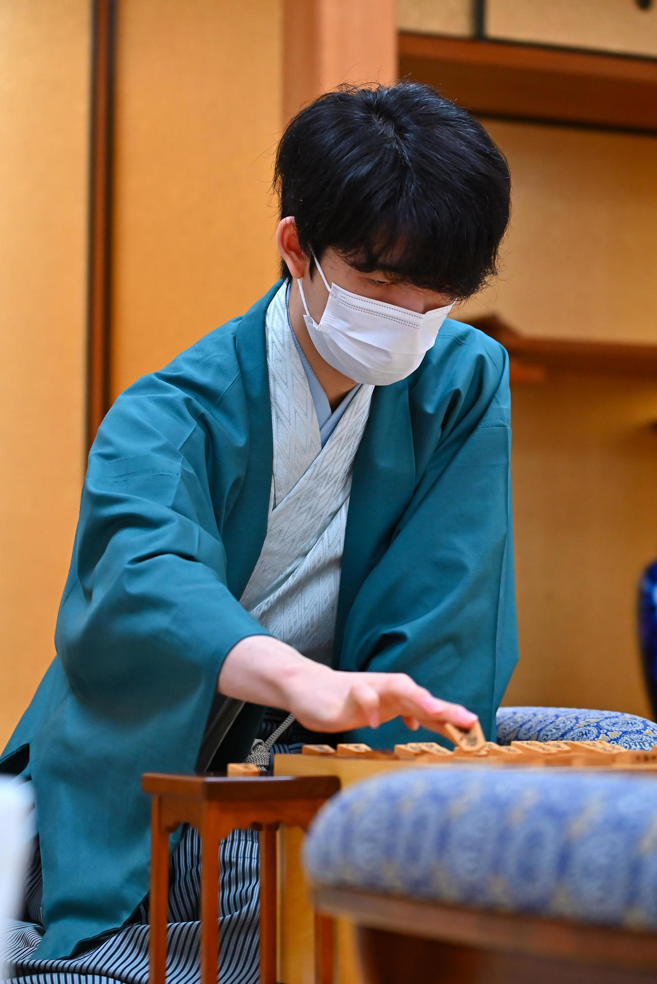 第62期王位戦7番勝負第4局2日目に臨んだ藤井聡太王位（日本将棋連盟提供）