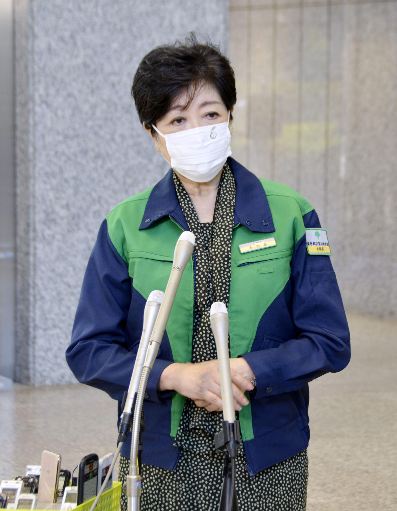 報道陣の取材に応じる東京都の小池百合子知事（共同）