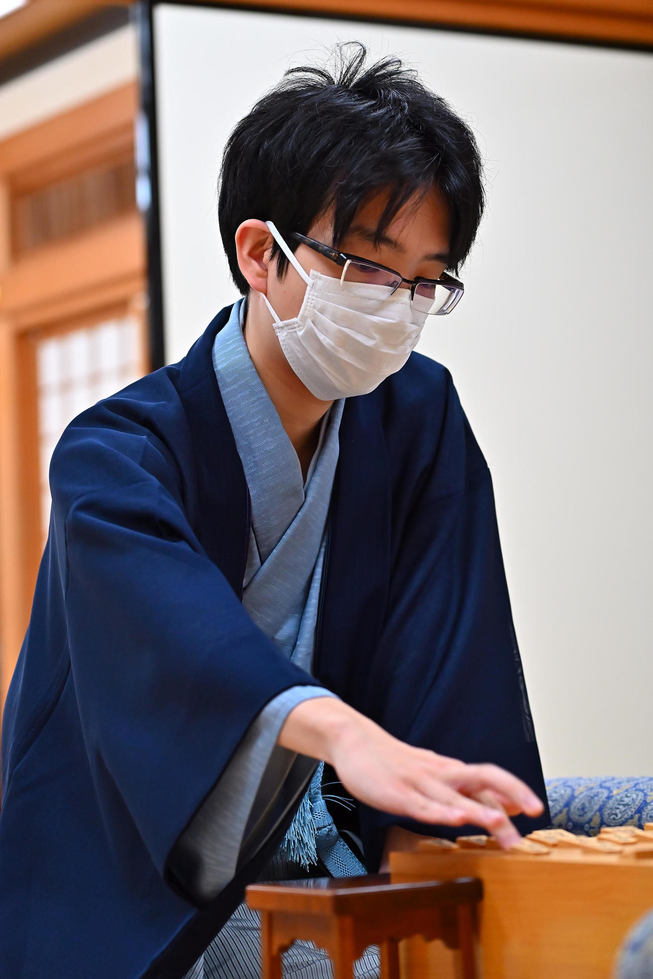 第62期王位戦7番勝負第4局2日目に臨んだ豊島将之竜王（日本将棋連盟提供）