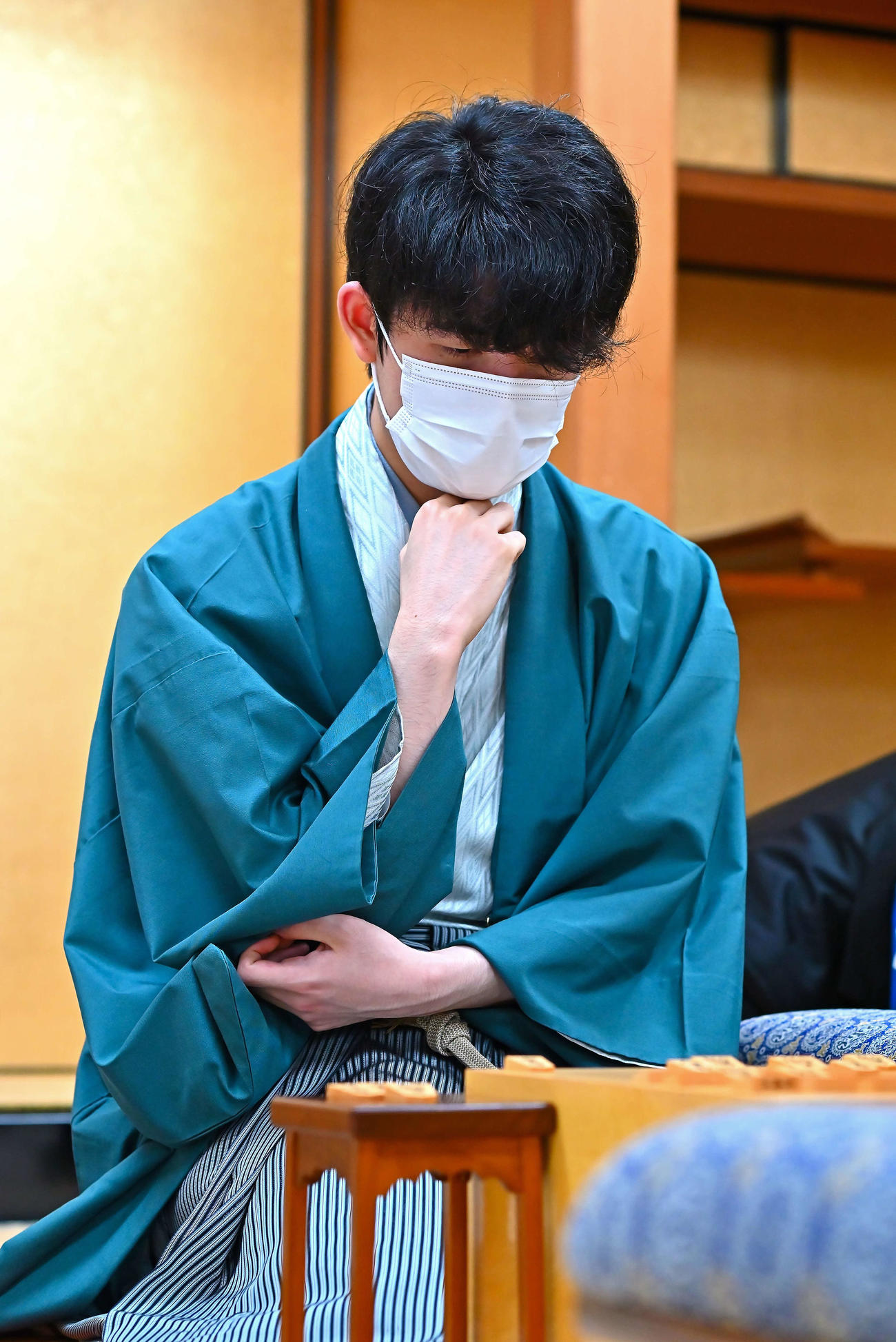終局後、感想戦を行う藤井聡太王位（日本将棋連盟提供）